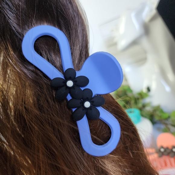 6 Acrylic Hair Claw Clips with Flower Detail New - Picture 7 of 7